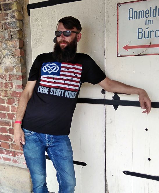 T-Shirt "Liebe statt Krieg" Round-Neck 